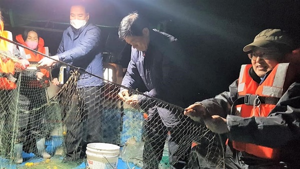 김동연 경기도지사가 2020년 5월 전남 여수 안포어촌계를 방문, 밤바다로 나가 어민들과 함께 '가을 전어'를 잡고 있는 모습.