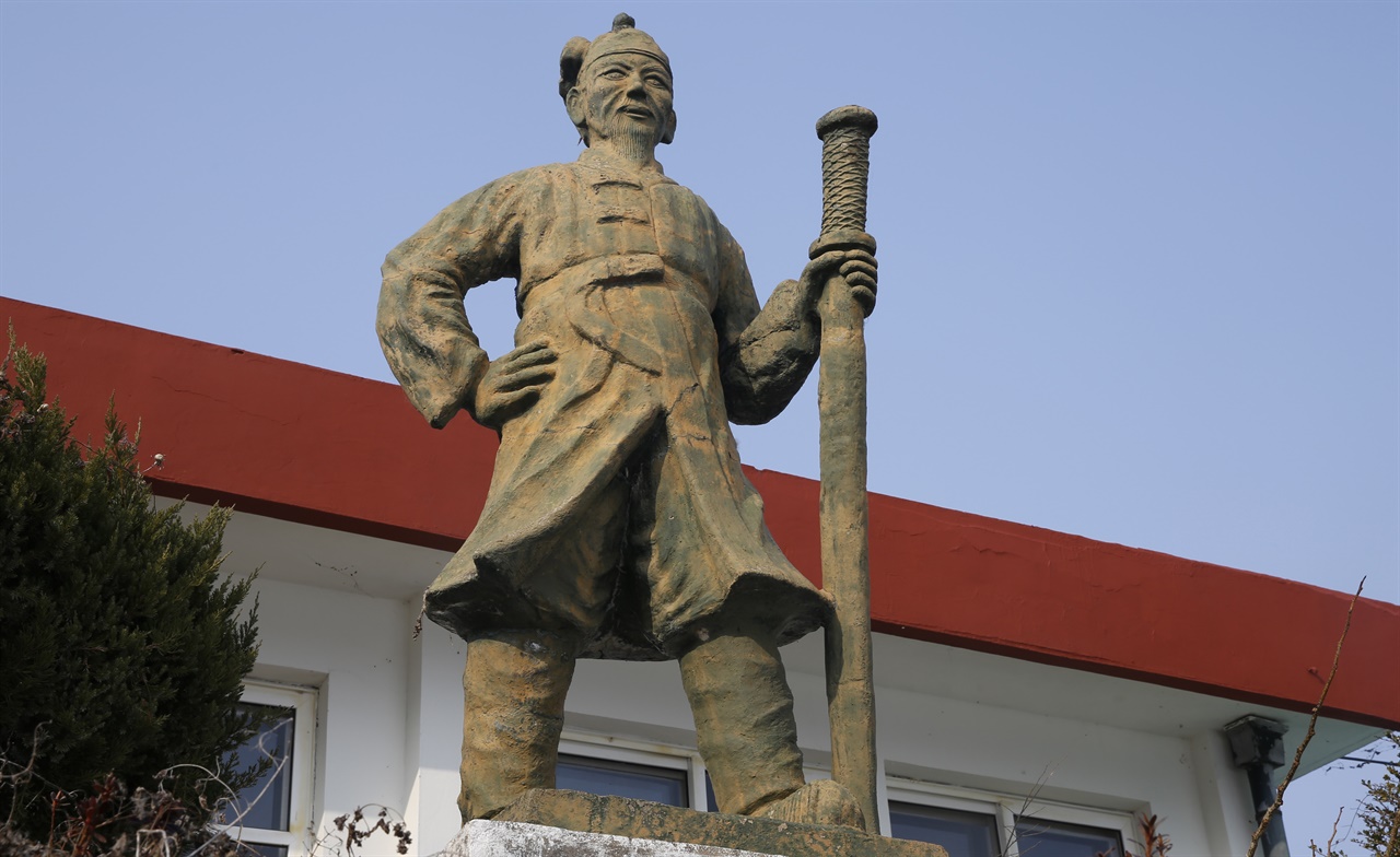김태원 동상. 무동촌 전투를 기념해 세워졌다. 지금은 폐교된 담양남초등학교 인암분교 자리다.