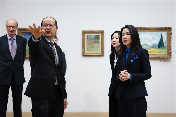 윤석열 대통령과 스위스를 방문 중인 김건희 여사가 19일(현지시간) 취리히 미술관을 방문, 미술 작품을 관람하고 있다.