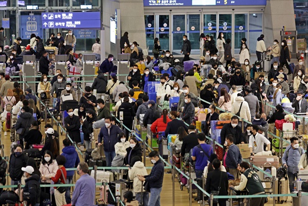 설 연휴를 이틀 앞뒀던 지난해 1월 19일 오전 인천국제공항 제1여객터미널이 인파로 붐비는 모습(자료사진). 