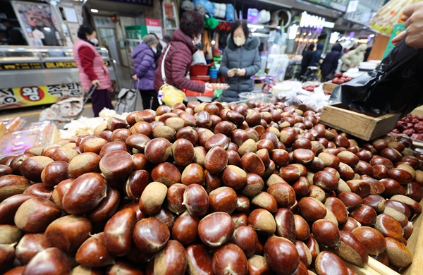 설 명절 앞둔 망원시장 설 명절을 앞둔 19일 서울 마포구 망원시장에서 시민들이 장을 보고 있다.  