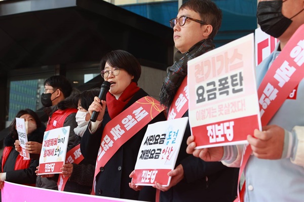 20일 용산역에서 윤희숙 진보당 상임대표와 당원들이 전기가스·대출금리 인하 캠페인을 하고 있다.
