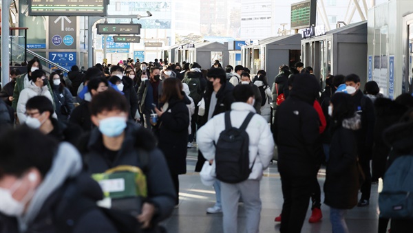설 연휴 첫날인 21일 서울역이 고향으로 떠나는 귀성객과 서울로 올라온 역귀성객 등으로 붐비고 있다.