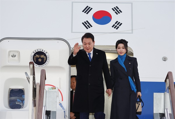 6박8일간의 UAE(아랍에미리트)·스위스 순방을 마친 윤석열 대통령과 김건희 여사가 21일 성남 서울공항을 통해 귀국, 공군 1호기에서 내리며 인사하고 있다.