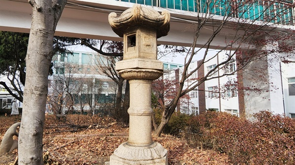돌기둥 근처에서 발견한 일본식 석등