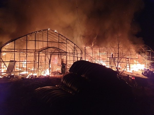 21일 오후 7시 37분경 창원시 마산회원구 내서읍 소재 비닐하우스에서 화재 발생.