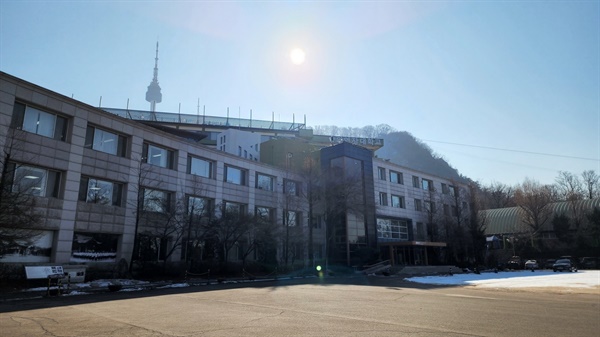 경성신사 터 숭의여자대학교 본관. 건물 뒤로 남산 서울타워가 보인다. 