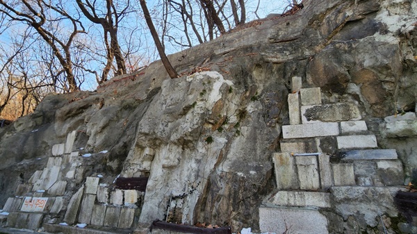  남산원의 남쪽인 남산 자락 옹벽에 신사 유구들이 사용되었다.