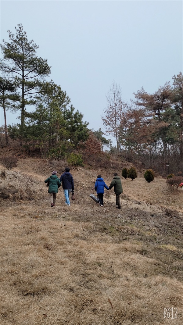 남편과 사위 손자와 시 부모님 산소에 올라가는 길