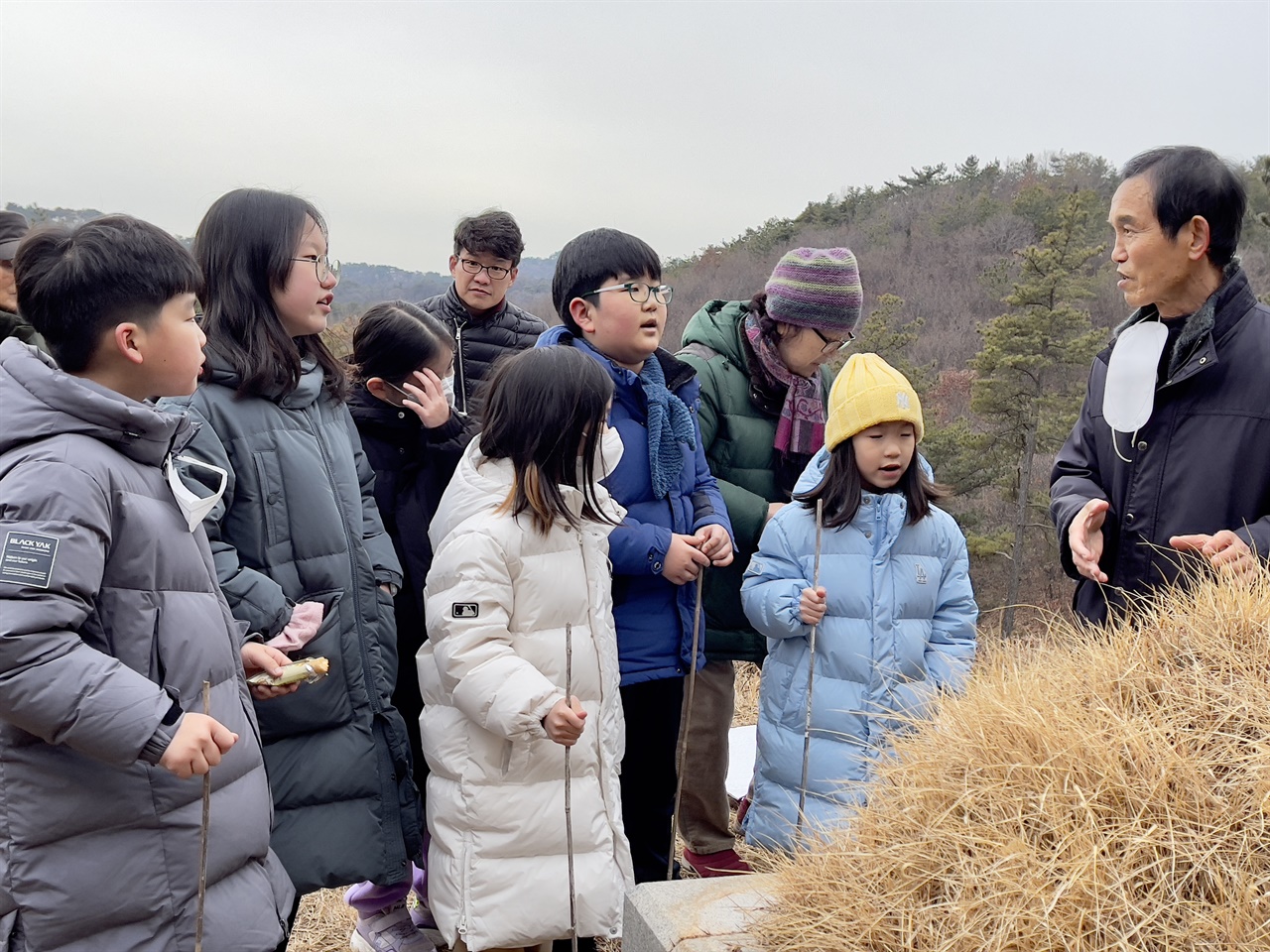 시 동생은 마치 역사 선생님 같다. 아이들에게 어른들이 해 주셨던 중요한 한마디 말을 전해 주었다.