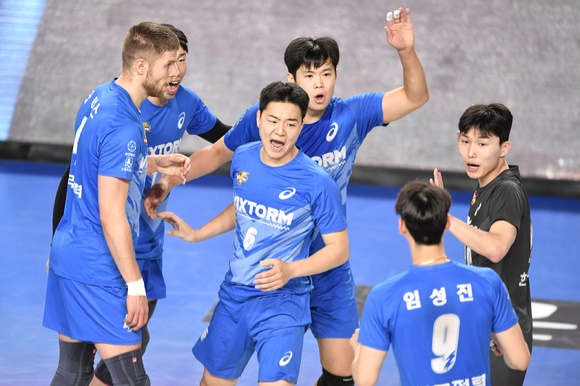  23일 현대캐피탈과 원정 경기에서 득점 후 기뻐하는 한국전력 선수들
