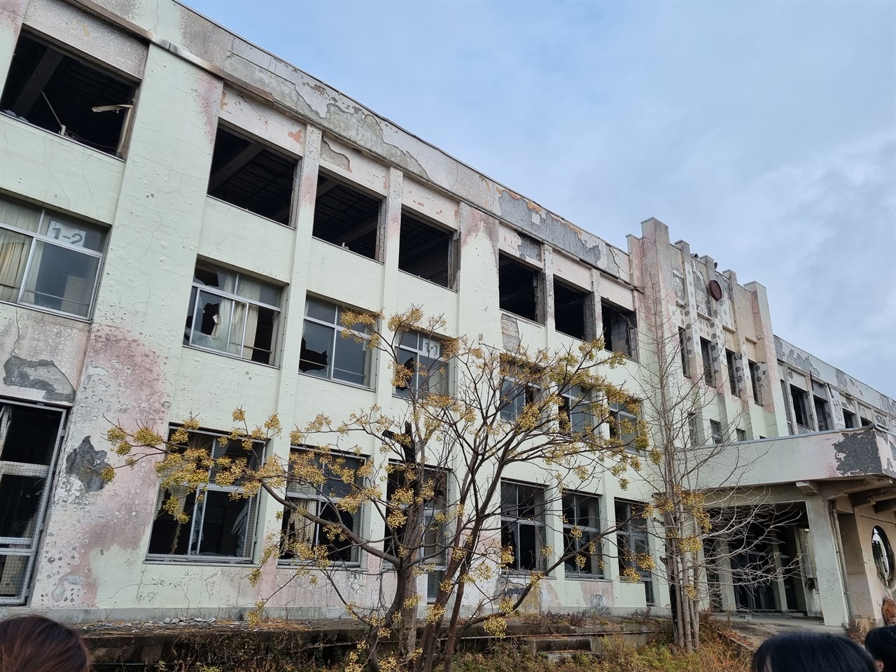 카도와키소학교의 정면 모습이다. 건물 전체가 화재로 탄 흔적이 역력하다.