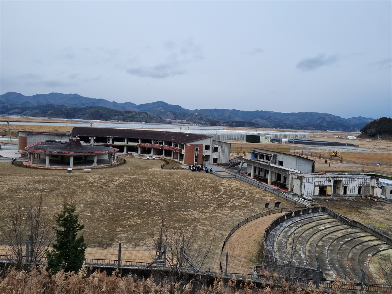 오카와소학교 뒷산에 올라 바라본 오카와소학교의 전경이다. 체육관과 교실을 잇는 연결복도가 무너진 것이 눈에 띈다. 3월 11일 그 날 아이들은 이 경치를 보지 못했다.