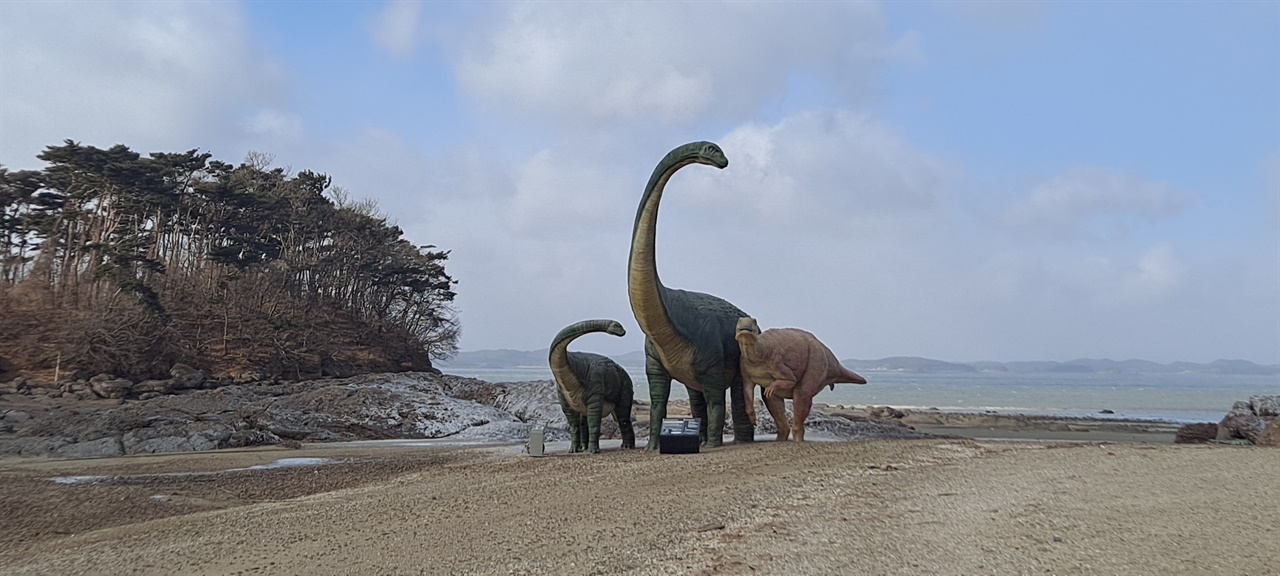 충남 보령시 천북면 학성리에 있는 공룡 모형 