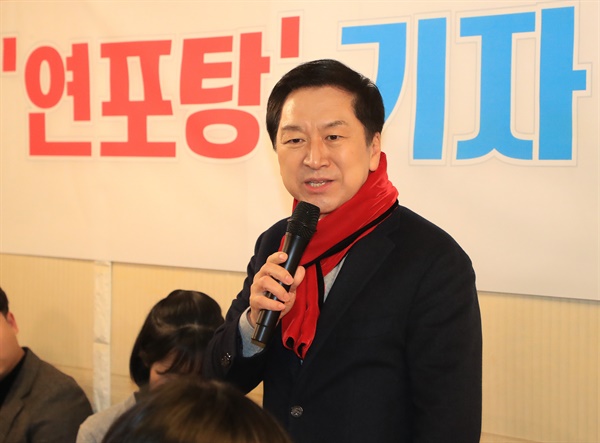 국민의힘 당권주자인 김기현 의원이 24일 서울 여의도 한 식당에서 열린 '연포탕' 기자 간담회에서 발언하고 있다.