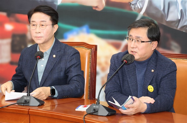 더불어민주당 김성환 정책위의장이 24일 오전 국회 대표실에서 열린 설 민심 기자간담회에서 발언하고 있다.