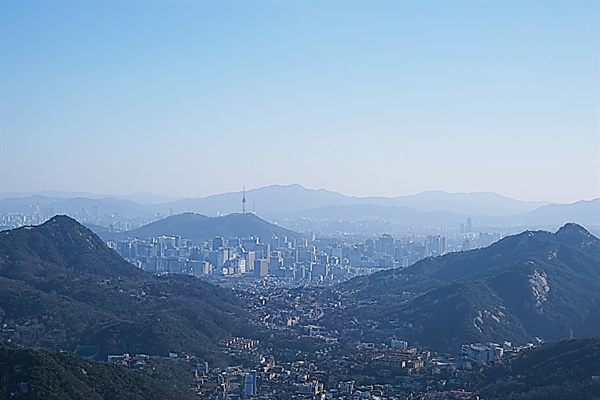  북악산과 인왕산, 멀리 남산