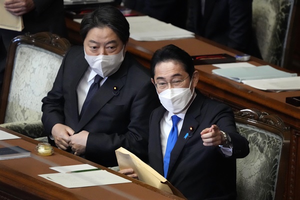 기시다 후미오(오른쪽) 일본 총리와 하야시 요시마사(왼쪽) 외무상이 지난 23일 도쿄에서 열린 중의원 국회에 참석할 준비를 하고 있다.