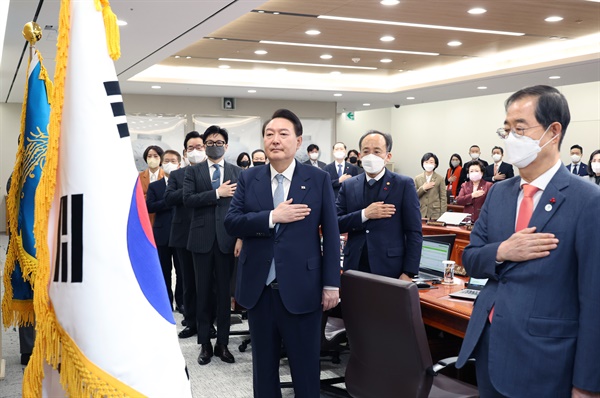 윤석열 대통령이 25일 서울 용산 대통령실 청사에서 열린 국무회의에서 국기에 경례를 하고 있다.
