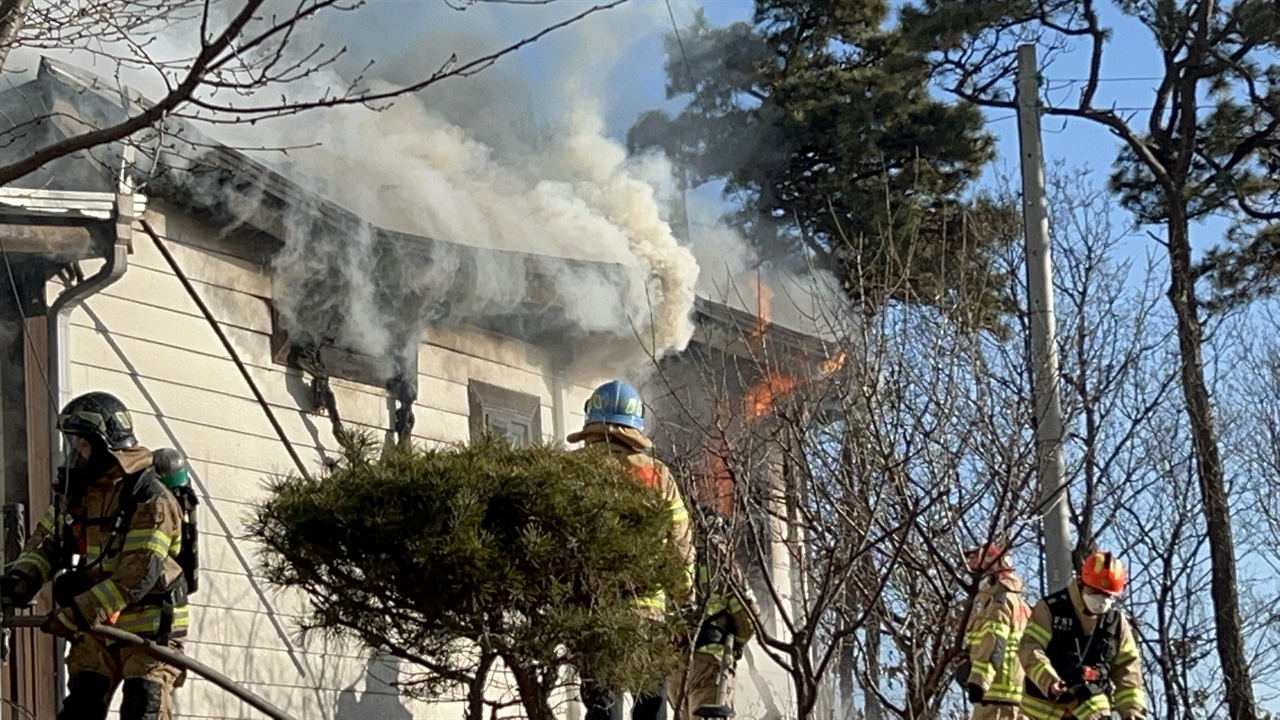 홍성군 홍북읍 가정집에서 25일 오전 화재가 발생했다. 불이 난 곳은 1층 목조주택으로 이날 오전 9시경 발생했다.