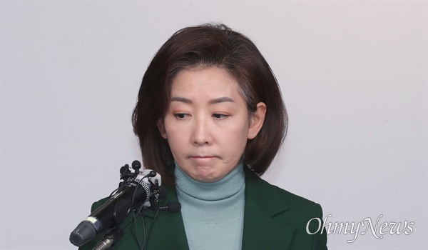 나경원 국민의힘 전 의원이 25일 서울 여의도 국민의힘 당사에서 기자회견을 열고 전당대회 불출마를 선언하고 있다. 