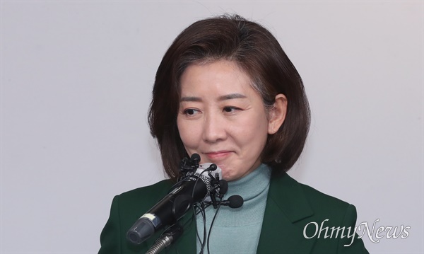 나경원 국민의힘 전 의원이 25일 서울 여의도 국민의힘 당사에서 기자회견을 열고 전당대회 불출마를 선언한 뒤 기자들의 질문을 받고 있다. 