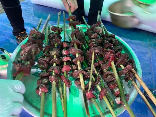 황도 붕기풍어제는 대나무에 꽂아 구운 소고기를 참석자들이 나눠 먹는 특징이 있다.