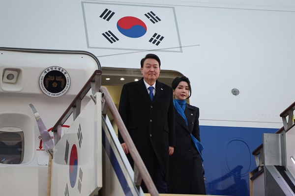 6박8일간의 UAE(아랍에미리트)·스위스 순방을 마친 윤석열 대통령과 김건희 여사가 21일 성남 서울공항을 통해 귀국, 공군 1호기에서 내려 인사하고 있다.