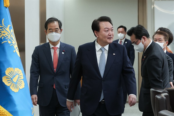 윤석열 대통령이 25일 서울 용산 대통령실 청사에서 열린 국무회의에 입장하고 있다.