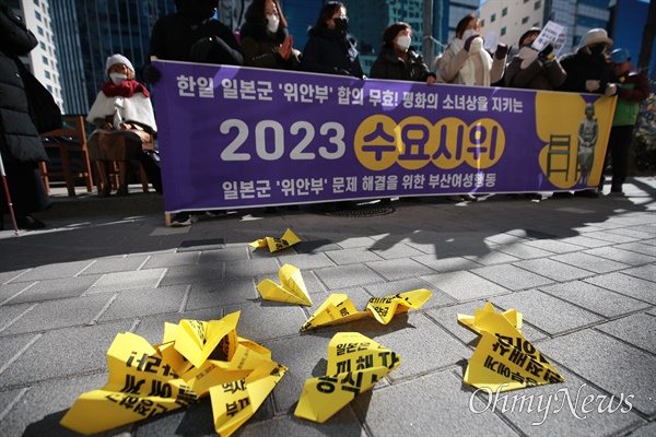 25일 부산시 동구 초량동 일본영사관 평화의소녀상 앞에서 85차 부산수요시위가 열리고 있다.