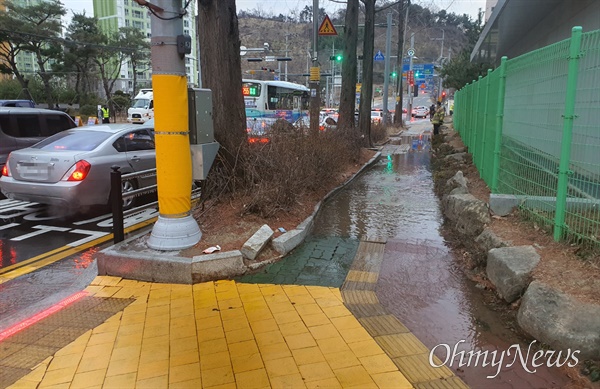  창원 마산합포구 월영동 고은초등학교 횡단보도 인근 상수도 파열.