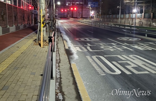  창원 마산합포구 월영동 고은초등학교 횡단보도 인근 상수도 파열.