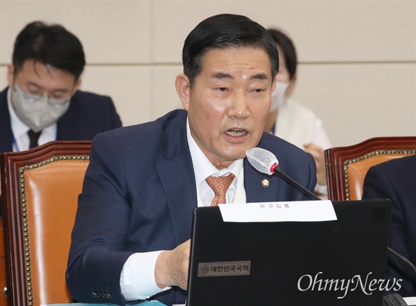 신원식 국민의힘 의원이 1월 26일 서울 여의도 국회에서 열린 국방위 전체회의에서 신상발언을 하고 있다.