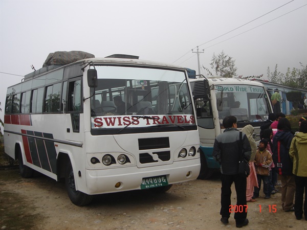 오래전 네팔, 카트만두에서 포카라로 탔던 버스. 너무나  힘겨웠던 기억이 가득한 버스임.