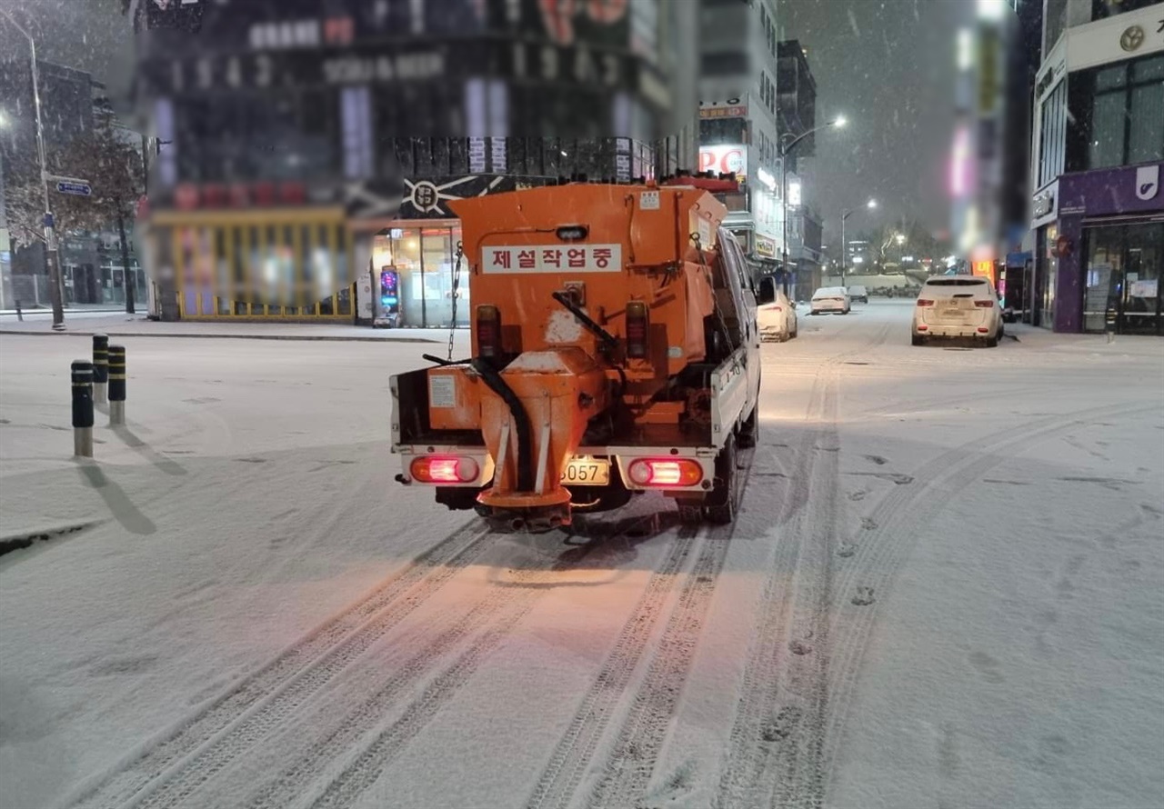 대설주의보가 발효된 서산시에 많은 눈이 내리면서, 서산시는 새벽부터 제설작업에 나섰다.