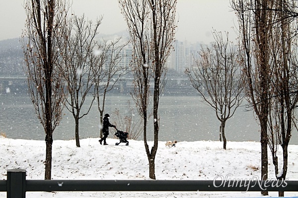 눈 오는 날, 산책을 나온 사람. 이촌한강공원
