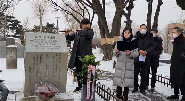 호머 헐버트(1863-1949) 선생 탄신 160돌 축하 기념식에서 축시를 낭송하고 있는 성명순 시인