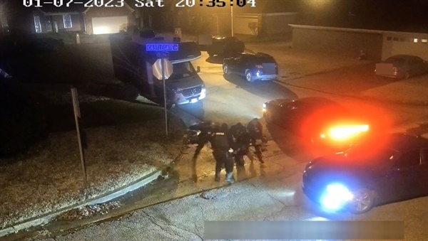 미국 멤피스 경찰이 공개한 경찰관들의 흑인 청년 집단 구타 보디캠 영상 갈무리 