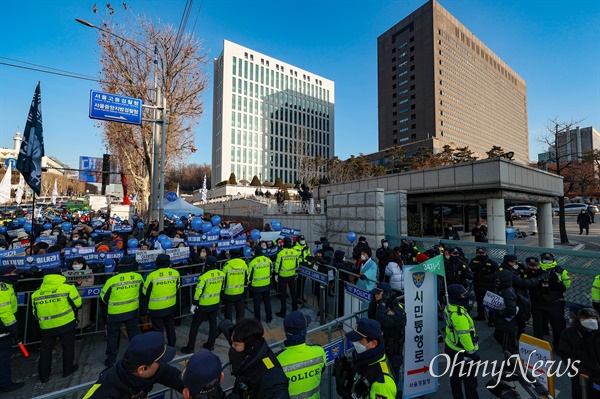  이재명 더불어민주당 대표가 1월 28일 오전 '위례·대장동 개발특혜' 의혹 수사와 관련해 서초동 서울중앙지검에 출석했다. 청사앞에 지지자들이 모여 '이재명 사수, 정치검찰 규탄' 집회를 열고 있다.