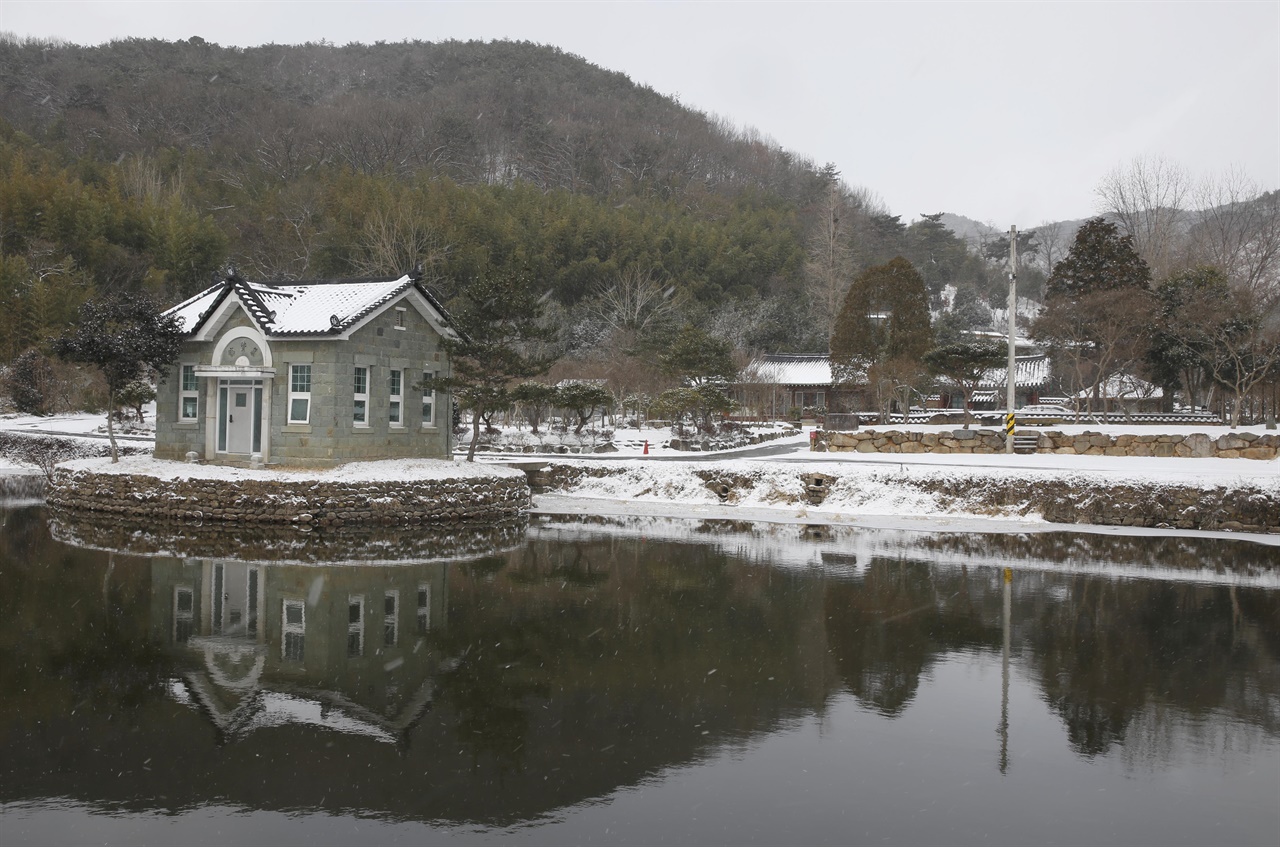 담양 장산마을의 연못정원. 연못의 가운데에 있는 석조건축물이 모현관이다. 지난 1월 24일 풍경이다.