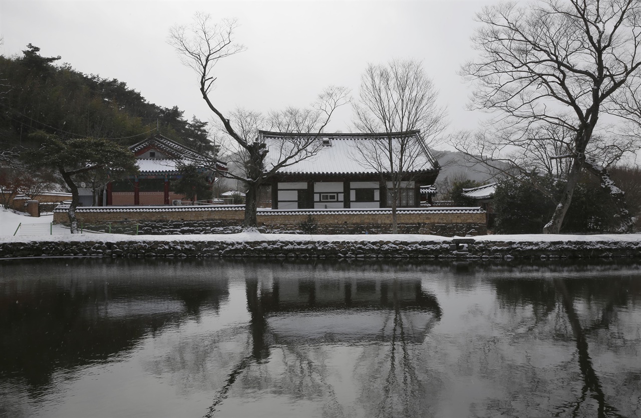 장산마을의 연못에 반영돼 비치는 미암박물관 풍경. 지난 1월 24일이다.