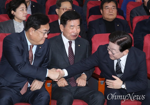 정진석 국민의힘 비상대책위원장(왼쪽)과 이재명 더불어민주당 대표(오른쪽)가 30일 서울 여의도 국회 의원회관에서 열린 초당적 정치개혁 의원모임 출범식에서 악수하고 있다. 가운데는 김진표 국회의장. 