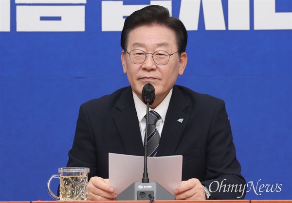 이재명 더불어민주당 대표가 30일 서울 여의도 국회에서 기자간담회를 하고 있다.