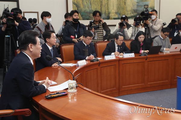 이재명 더불어민주당 대표가 30일 서울 여의도 국회에서 기자간담회를 하고 있다.