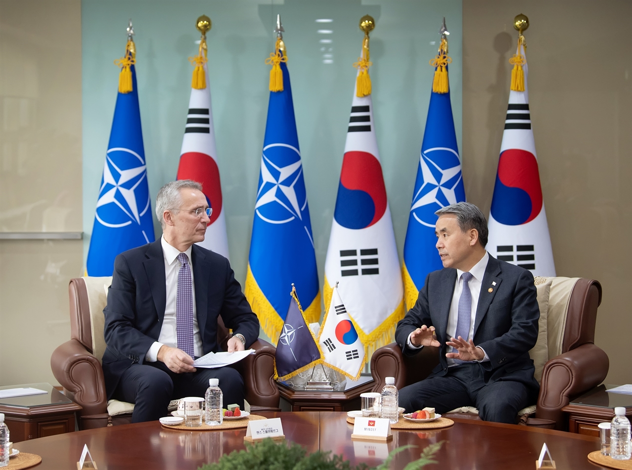 이종섭 국방부 장관이 30일 서울 용산구 국방부 청사에서 옌스 스톨텐베르그(Jens Stoltenberg) 북대서양조약기구(NATO, 나토) 사무총장을 만나 한반도 및 유럽 안보정세와 한·나토 간 국방협력 발전방안 등 양측 관심 사안에 대해 논의하고 있다. 2023.1.30