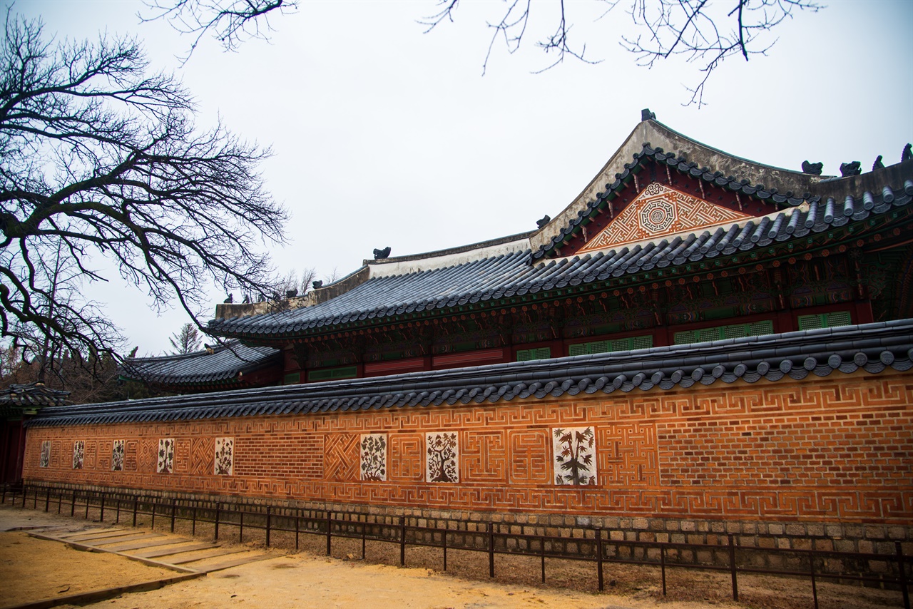  자경전 꽃담길. 최근 일제강점기 당시 사진과 비교했을 때 엉터리로 복원되었다고 뉴스에 보도되었는데, 언제 복원했는지는 알 수 없다. 돌담을 보면 세밀하게 새긴 선형이 보이는데, 신정왕후의 장수를 기원한 한자 문구다.