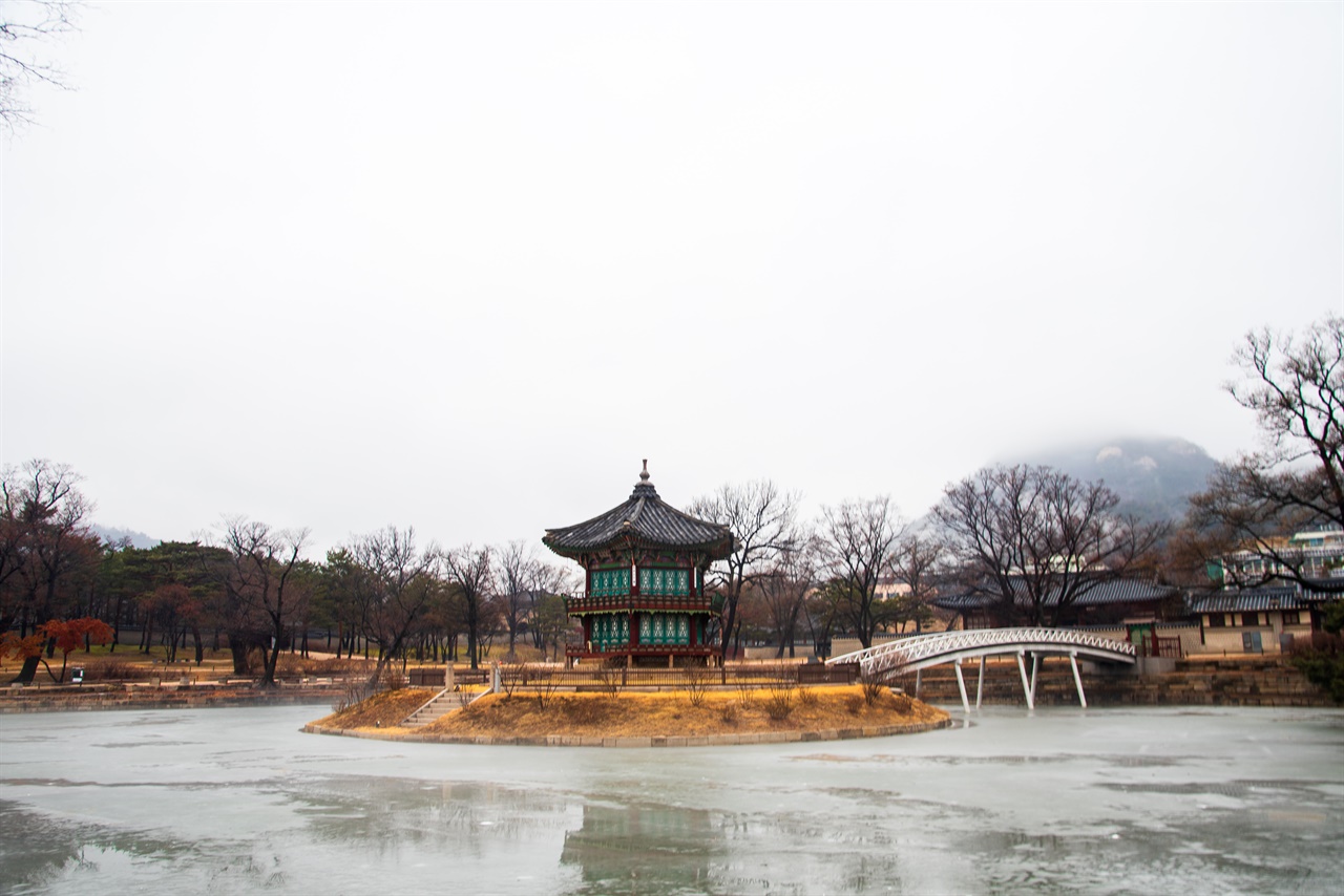 경복궁 후원인 향원정과 취향교. 향원정 남쪽에는 전기발전소가 있었는데, 우리나라 전기 역사의 시발점이라 할 수 있다.