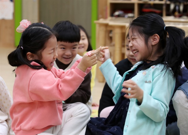 실내마스크 착용 의무가 해제된 1월 30일 광주 북구청 직장어린이집에서 아이들이 마스크를 벗은 친구들의 얼굴을 마주하고 기뻐하고 있다(자료사진). 