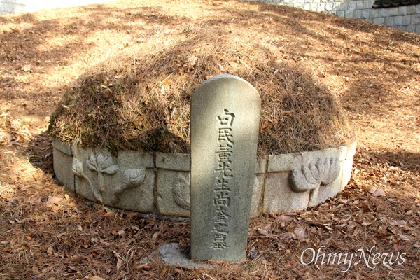 밀양에 있는 애국지사 백민 황상규 선생 묘소.