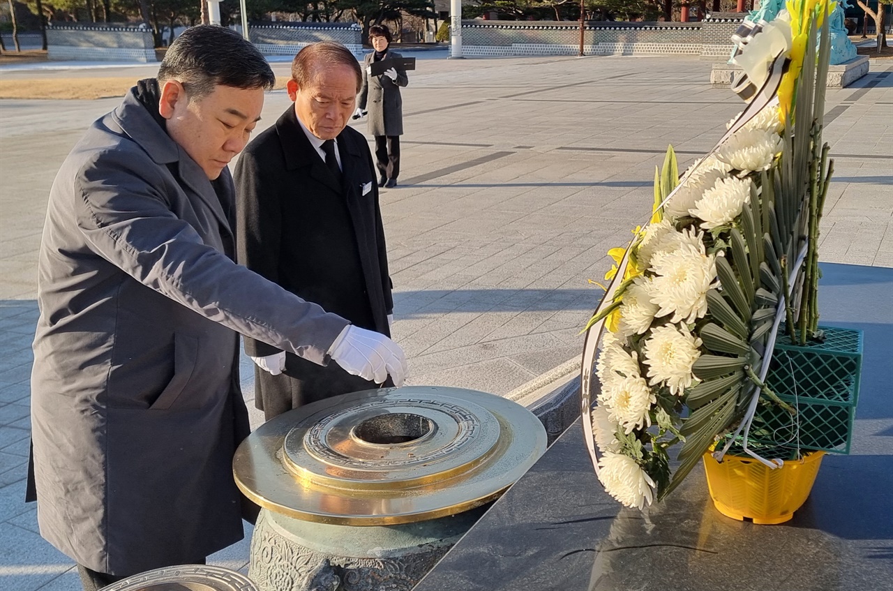 공법단체인 5·18민주유공자유족회의 양재혁 신임 회장이 지난 1월 30일 국립5·18민주묘지를 참배하고 있다.